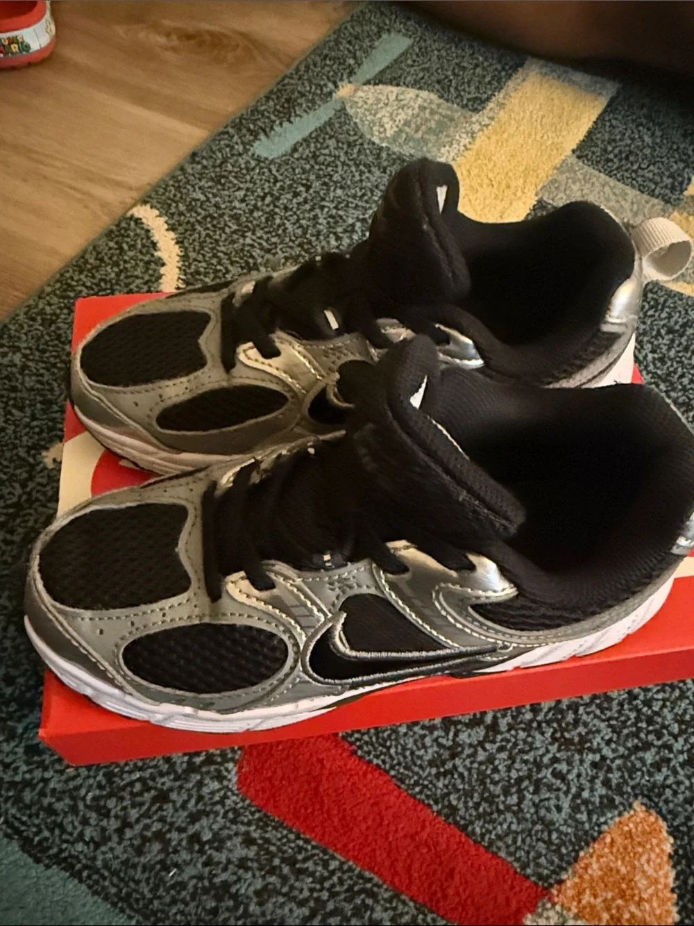 Nike V5 RNR Black and Silver Sneakers